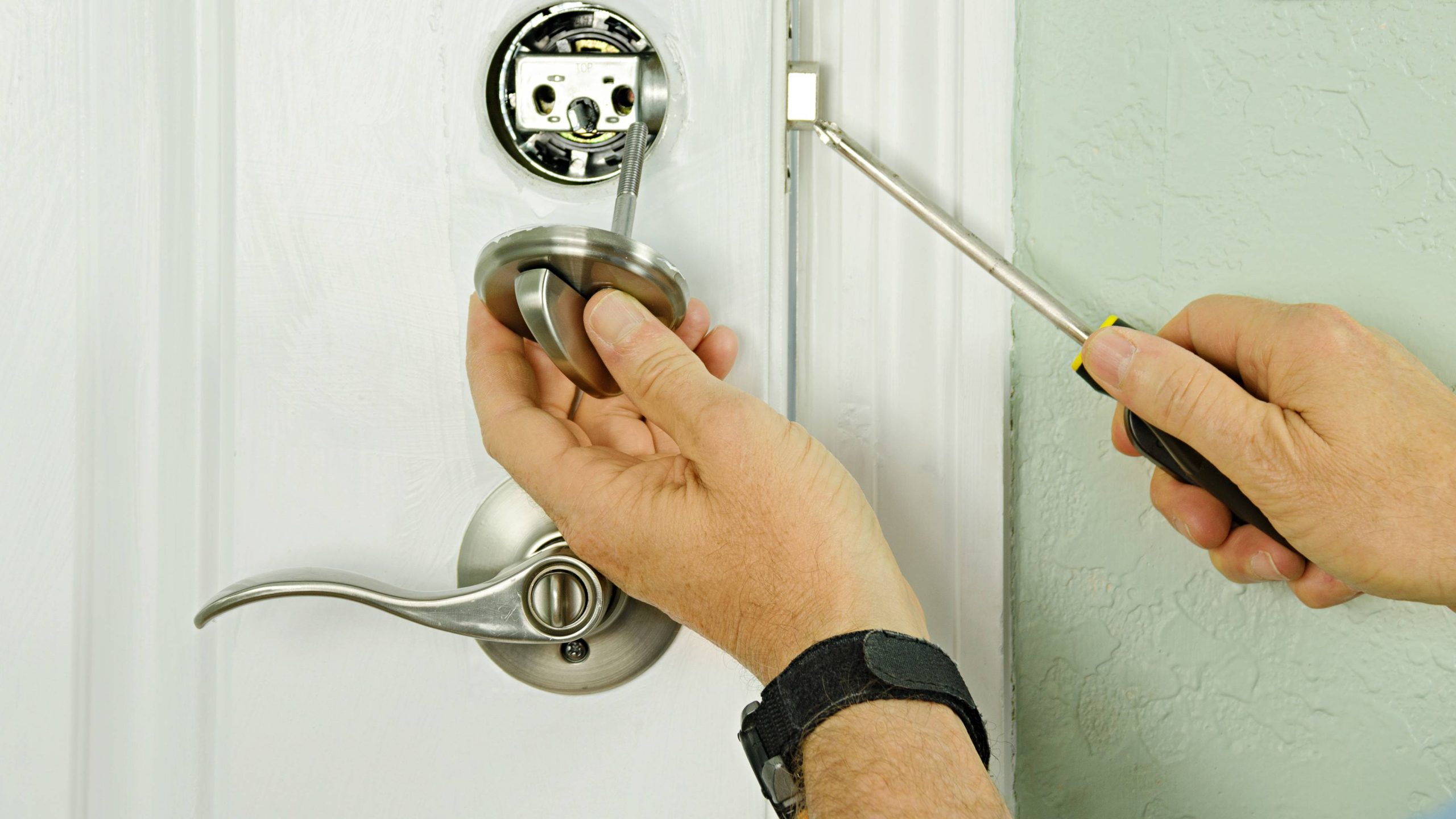 Emergency lock repair by 24 hour locksmith East Surrey